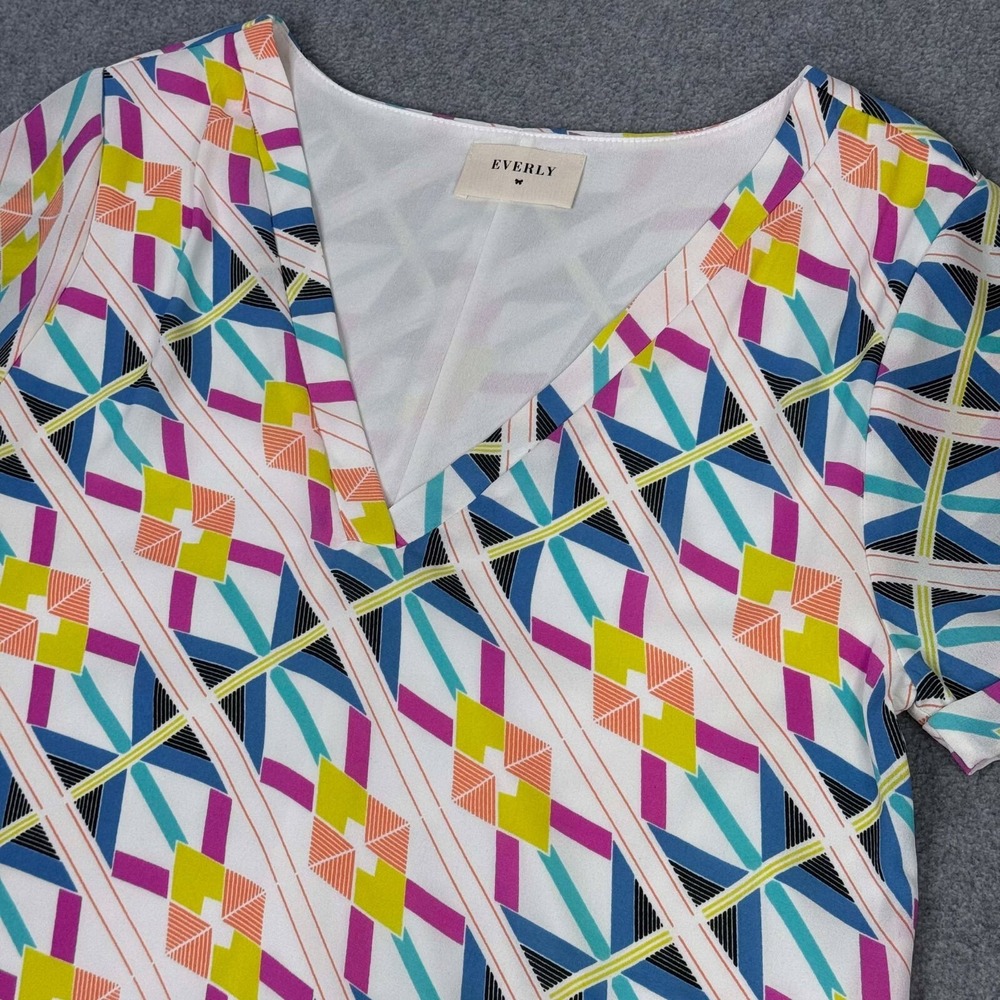 Everly Shift Dress Womens Small Lined V-Neck Geometrical Pattern Short Sleeve